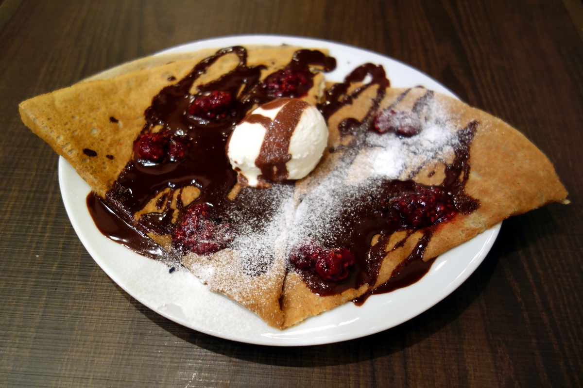 Chocolate and raspberry galette at ムーサ (Muusa, Tokyo, Japan) on 08 March 2014.